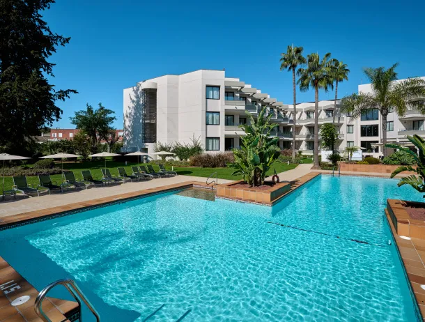 Hipotelssherryparkbuildingpool